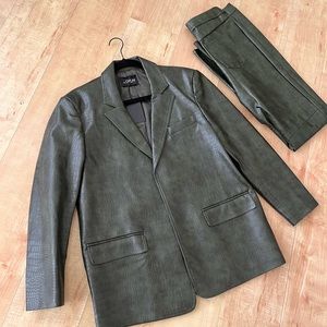 Crocodile texture pant suit, perfect to dress up or dress down.